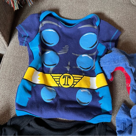 8 Amazing onesie, one piece, lot, superheroes. You get them all and a cape.. - Picture 9 of 13